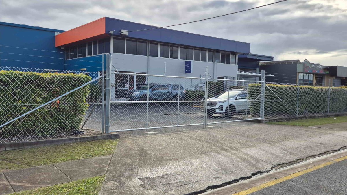 galvlanised chain wire fencing repair and double security gate installation in underwood queensland. installed by apollo fencing.